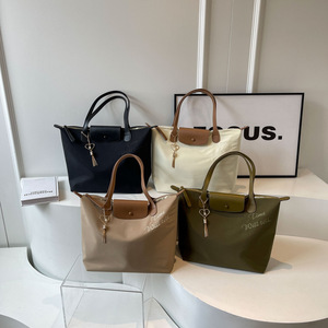 Bolso Tote de Nylon con Cremallera Mediana, Gran Capacidad, Casual, Simple, de Viaje, Moderno, para el Trabajo, Texturizado, para Llevar Bajo el Brazo o al Hombro - Product Image 4