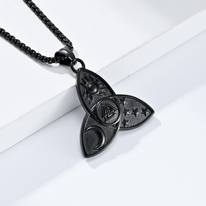 Collier vintage nordique avec nœud celtique triangulaire, pendentif mythologique Odin étoile lune soleil trinité en acier titane - Product Image 5