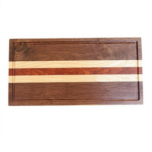 Planche à découper rectangulaire en bois avec motif rayé, surface antidérapante, fabriquée au Vietnam - Product Image 1