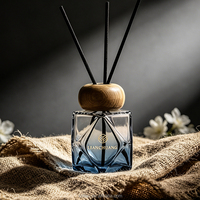 Bouteille diffuseur en verre taillé à facettes de 100 ml en gros avec bouchon en bois et bâtonnets en fibre, logo personnalisé, couleur peinte pour parfum d'ambiance
