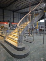 Escalier en colimaçon courbé de style américain contemporain CBMmart, marches en acier inoxydable, utilisation intérieure, écologique, sûr et durable