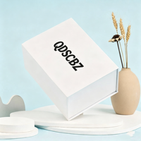 Boîte cadeau personnalisée de luxe en carton blanc imperméable avec couvercle fermé pour vêtements, emballage cadeau élégant et écologique
