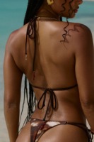 Ensemble de bikini triangle tie-dye avec logo personnalisé, bordure en crochet, breloque dorée, col halter, liens latéraux, coupe haute, style cheeky, sexy, pour femme