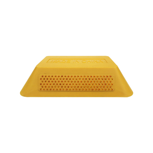 Borne de signalisation routière en plastique surélevée, réfléchissante, à remplissage de sable, avec pieds - Product Image 1