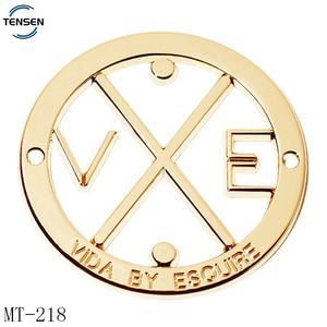 Etichetta in metallo per Bikini personalizzata con Logo Abaya goffrato 2 fori per abbigliamento in lega di zinco distintivo per cucire Logo in oro per capi sciarpa - Product Image 5