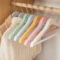 Cintres en plastique PP de 42,5 cm pour vêtements, épaules larges, encoches antidérapantes, crochet pivotant à 360 degrés pour présentoir de magasin et placard - Vente en gros