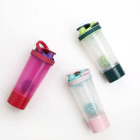 Bouteille de mélange de protéines de sport en plastique fantaisie transparente portable avec infuseur à thé personnalisé de 600 ml avec poignée
