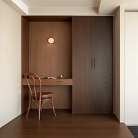 Nouvelle chambre à coucher en bois de style mid-century, armoire, bureau de rangement haut de gamme personnalisé, organisation intégrée, aménagement écologique, villa