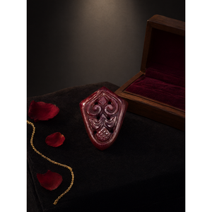 Pierre sculptée florale en rubis pour pendentif - Histoire, symbolisme et attrait moderne - Pendentif en pierre précieuse - Cadeau d'anniversaire - Fête des Filles - Product Image 3