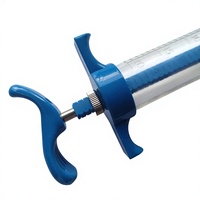 Seringues automatiques en plastique et acier TPX de 10 ml et 20 ml pour l'injection vétérinaire, adaptées aux bovins, ovins, porcins et volailles.