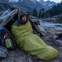 Sac de couchage d'urgence thermique vert imperméable pour adultes, idéal pour la survie des sans-abri