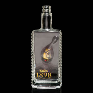 Botella de vidrio rectangular decorada para whisky o licor de 500 ml - Product Image 1