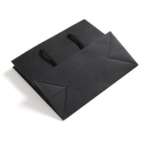 Emballage de vêtements de luxe personnalisé Sac en papier kraft noir durable avec poignée Réutilisable Laminé pour la vente au détail Sac cadeau parfait pour le shopping