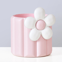 Arrangement floral tridimensionnel mignon de style coréen, avec un joli seau à collation et des petites boîtes en papier rondes, pour une composition florale artistique et une ambiance douillette