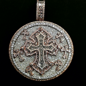 Colgante de Cruz de Plata de Ley Certificada de Lujo Personalizable con Moissanita y Engaste de Garra, Logotipo Personalizado, Bañado en Rodio para Hombre - Product Image 1