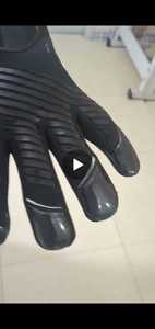 Gants de gardien de but en cuir respirant de style moderne, couleur noire, haute qualité de Roziv Sports - Product Image 2