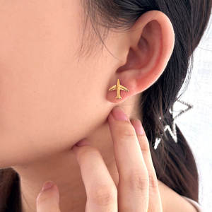 Boucles d'oreilles pour femme en acier inoxydable 316L plaqué or 14k 18k PVD, couleur or personnalisée, motif avion, tendance - Product Image 2