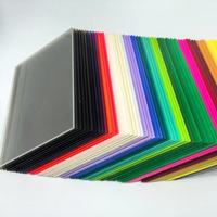 Panneau PMMA teinté vibrant avec masque protecteur transparent, plaque de plexiglas colorée pour enseignes et signalétique créatives au néon