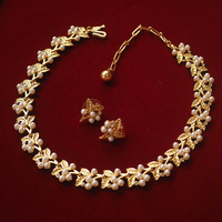 Boucles d'oreilles clipsables en alliage plaqué or, style rétro, vintage du milieu du siècle, avec perle Trifari et feuille de plante, cadeau de fête