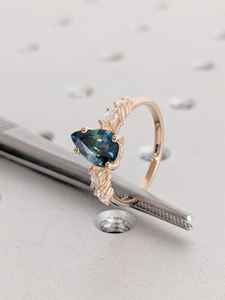 Elegante corte de pera laboratorio verde azulado zafiro tachonado lujo piedra de nacimiento Anillos De Compromiso joyería delicada 18K oro rosa y anillos de diamantes de laboratorio - Product Image 3