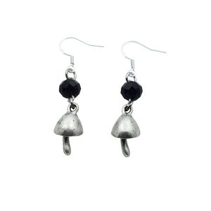 Boucles d'oreilles pendantes champignon style sorcière, perles noires, polyvalentes, cadeaux tendance pour femmes et amies - Product Image 1