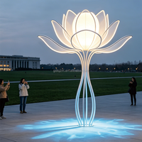 Sculpture lumineuse géante en forme de lotus à structure creuse (acier inoxydable + alliage d'aluminium + abat-jour en acrylique givré + LED RGB)