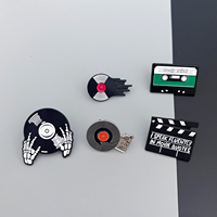 Lot de badges émaillés vintage sur le thème de la musique et du cinéma : cassette audio, claquettes de cinéma, main squelette – Broches métalliques pour sacs à dos et vêtements