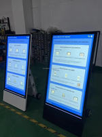 Panel Poster Kios LCD Luar Ruangan 43 Inci 4K Display LCD Portabel Papan Nama Digital Bertenaga Baterai Luar Ruangan