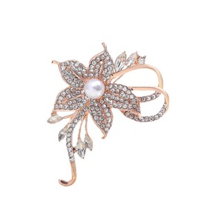 เข็มกลัดรูปดอกไม้ประดับมุกและคริสตัลสไตล์เกาหลีสุดฮิต ดีไซน์ย้อนยุค ชุบทอง วัสดุอัลลอยด์ เหมาะสำหรับงานแต่งงานและงานหมั้น - Product Image 1