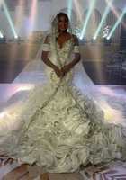 Robe de mariée sirène blanche dos nu en dentelle avec design royal et traîne chapelle 2026