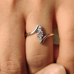 Anillo de Diamante Cultivado en Laboratorio, Elegante y Brillante, Diseño Refinado, Ideal para Compromiso o Boda - Product Image 2