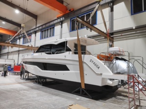 Nouveau Yacht de Luxe 2025 de 14,2 m en Fibre de Verre, Vitesse Sportive, avec Moteur Inboard/Outboard pour Croisière Panoramique, Pêche et Divertissement - Product Image 3