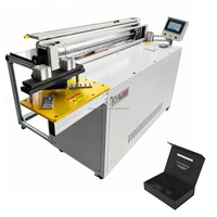 Machine à rainurer et à découper automatiquement en carton gris avec programmation automatique pour la production de boîtes rigides, de boîtes cadeaux et de coffrets.