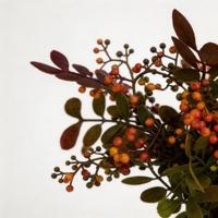 Bouquet de baies rouges artificielles et de feuillage en PE dans un vase brun côtelé