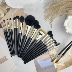 Set de 18 Brochas de Maquillaje Profesionales, Pelo Sintético, Mango de Madera, para Rostro, Rubor, Polvo, Base, Sombra de Ojos - Product Image 4