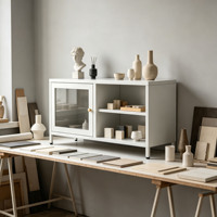Buffet de rangement bas en métal blanc avec une seule porte vitrée, compartiment ouvert et bouton doré – Meuble de bureau commercial