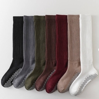 Vente en gros de chaussettes de Pilates antidérapantes au design personnalisé Chaussettes rayées à volants pour femmes Pilates Yoga Grip Chaussettes de danse athlétique pour femmes