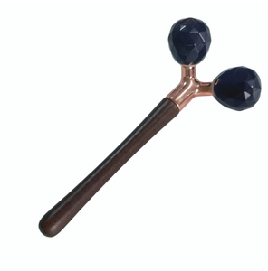 Rodillo facial de masaje de obsidiana negra facetada con corte de diamante y mango de madera - Product Image 1