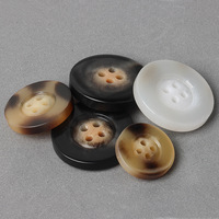 Kancing Jahit Resin Imitasi Tanduk Empat Lubang Berpinggiran Lebar Pola Klasik untuk Jas Pria, Sweater