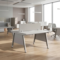 Poste de travail moderne en bois pour ordinateur avec écran acoustique pour l'intimité et hauteur réglable, idéal pour la maison ou le bureau