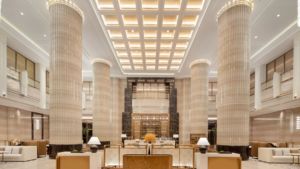 Barra de Bar de Lujo Personalizada de Madera Sólida para Hotel y Restaurante con Diseño Moderno y Construcción Duradera - Product Image 3