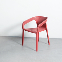 TIPTOP Vente en gros Chaises de salle à manger en plastique léger et bon marché Design nordique moderne pour la table de café et de restaurant en plein air