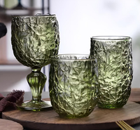 Vente en gros de 5 styles de gobelets à vin vintage verts embossés, verrerie de luxe rétro colorée pour la décoration de mariages, de fêtes et d'événements