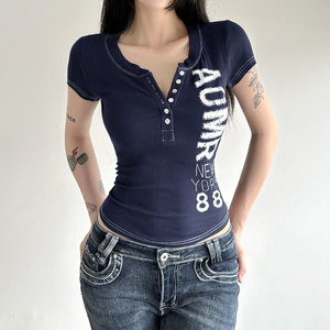Top de Manga Corta con Estampado de Letras Estilo Americano, Cuello Redondo, Botones Frontales, Detalle de Costuras, Moda Juvenil, Versátil, Corte Ajustado, Casual - Product Image 4