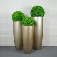 Vase décoratif moderne et minimaliste en fibre de verre, sur pied, en forme de bol et de bouteille, coloré