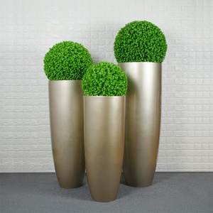Vase décoratif moderne et minimaliste en fibre de verre, sur pied, en forme de bol et de bouteille, coloré - Product Image 2