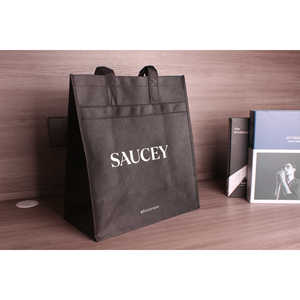Bolsa de Compras Reutilizable Negra de Tela No Tejida con Impresión de Logotipo Personalizado, Diseño Ecológico y Reciclable - Product Image 1