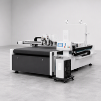Automatische CNC-machine voor het vouwen en snijden van golfkarton dozen, met digitale tafel en oscillerende mesplotter (flatbed)