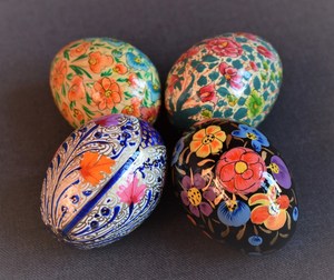 Colección de huevos de papel mache de Cachemira de alta calidad para una decoración elegante del hogar para ocasiones de Pascua - Product Image 6