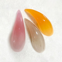 Cuillère de massage Gua Sha en résine ambre en forme de corne de bœuf, outil de grattage des méridiens du dos, du cou et des jambes pour la thérapie spa, vente en gros personnalisée